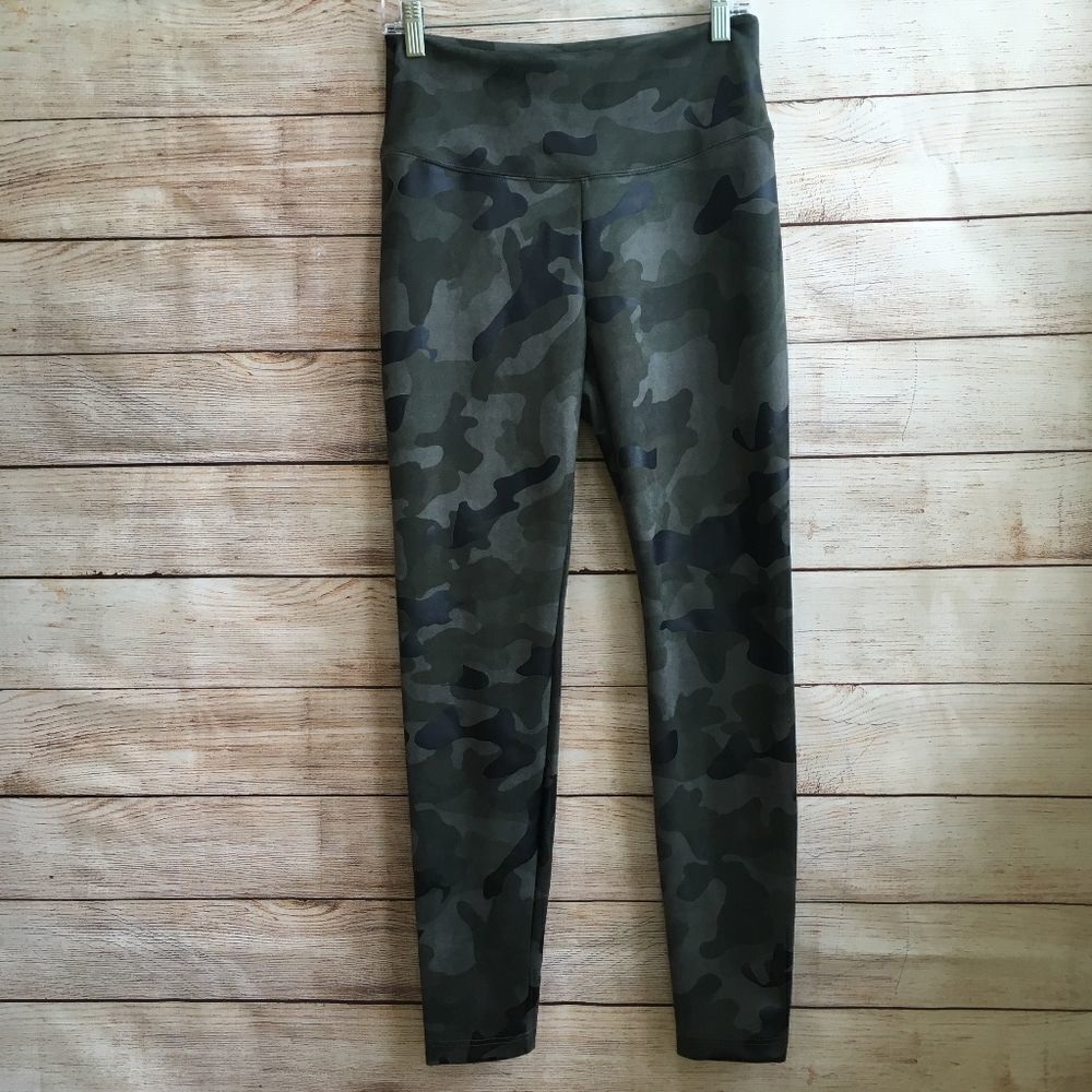 NEW WITHOUT TAGS WHITE HOUSE BLACK MARKET RUNWAY LEGGINGS IN CAMO PRINT